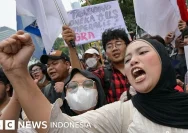 Massa mahasiswa dan masyarakat berunjuk rasa di Bundaran Hotel Indonesia