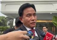 Menko Kumham Imipas Yusril Ihza Mahendra saat memberikan keterangan terkait revisi UU Tipikor.