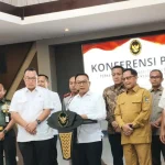 Menko Polkam Dudung Abdurrachman memberikan keterangan pers mengenai penanganan karhutla