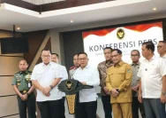 Menko Polkam Dudung Abdurrachman memberikan keterangan pers mengenai penanganan karhutla