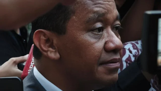 Menteri ESDM Bahlil Lahadalia saat memberikan keterangan terkait distribusi BBM subsidi