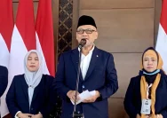 Menteri Haji dan Umrah Mochamad Irfan Yusuf memberikan keterangan pers