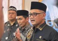 Menteri Haji dan Umrah Mochamad Irfan Yusuf saat memberikan keterangan pers terkait polemik tenaga ahli.