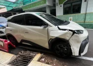 Mobil listrik BYD yang mengalami kerusakan parah setelah terlibat kecelakaan beruntun di Jakarta Selatan