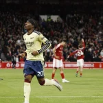 Noni Madueke merayakan gol kemenangan Arsenal saat bertandang ke markas Nottingham Forest