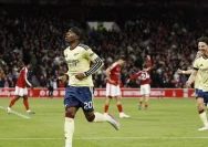 Noni Madueke merayakan gol kemenangan Arsenal saat bertandang ke markas Nottingham Forest