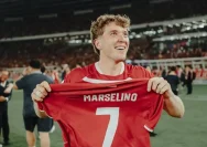 Ole Romeny merayakan gelar juara ASEAN Cup 2026 sambil membawa jersey Marselino Ferdinan