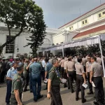 Para pimpinan TNI dan Polri bersiap memasuki Istana Kepresidenan Jakarta untuk menghadiri taklimat dari Presiden Prabowo
