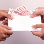 Pekerja mengecek status penerima Bantuan Subsidi Upah BSU Kemnaker 2026
