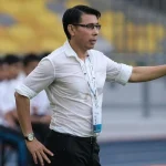 Pelatih Malaysia Tan Cheng Hoe saat memberikan instruksi di pinggir lapangan