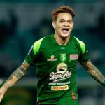 Pelatih Persebaya Bernardo Tavares memberikan keterangan pers jelang laga melawan Madura United