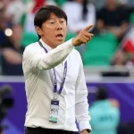 Pelatih Persija Jakarta Shin Tae-yong saat memimpin sesi latihan tim.