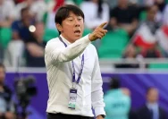 Pelatih Persija Jakarta Shin Tae-yong saat memimpin sesi latihan tim.