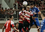 Pemain Persib Bandung dan Madura United berebut bola dalam laga Super League.