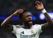 Pemain Real Madrid Vinicius Jr saat melakukan protes di lapangan hijau