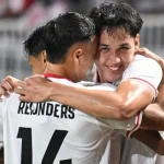 Pemain Timnas Indonesia saat berlatih di lapangan hijau.