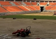 Pemandangan lapangan Jakarta International Stadium yang sedang dalam perawatan.