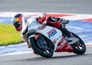 Pembalap Moto3 saat berkompetisi di Sirkuit Mandalika