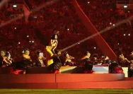 Penyanyi Anggun C Sasmi saat tampil di Stadion Utama Gelora Bung Karno