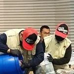 Penyidik KPK membawa barang bukti tong biru terkait OTT Bupati Klaten