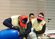 Penyidik KPK membawa barang bukti tong biru terkait OTT Bupati Klaten