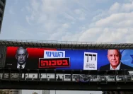 Perdana Menteri Israel Benjamin Netanyahu dan rival politiknya Gadi Eisenkot dalam pemilu Israel