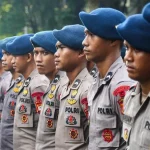 Personel kepolisian bersiap melakukan pengamanan di kawasan gedung DPR RI Jakarta