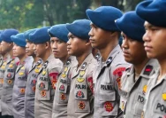 Personel kepolisian bersiap melakukan pengamanan di kawasan gedung DPR RI Jakarta