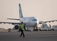 Pesawat terbang komersial sedang lepas landas dengan latar belakang langit