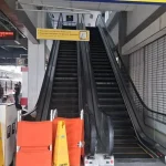Petugas dan fasilitas eskalator di area peron Stasiun Duri Jakarta Barat