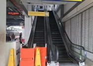 Petugas dan fasilitas eskalator di area peron Stasiun Duri Jakarta Barat