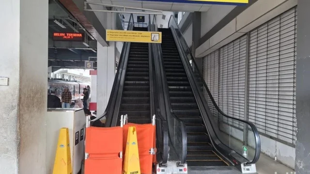 Petugas dan fasilitas eskalator di area peron Stasiun Duri Jakarta Barat