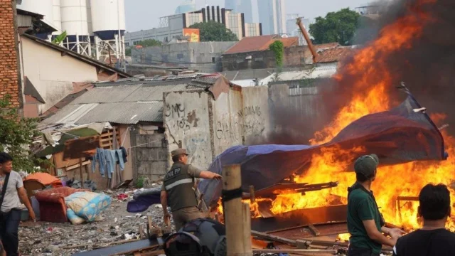 Petugas gabungan melakukan pembersihan lapak narkoba di Kampung Boncos