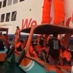 Petugas gabungan melakukan penanganan dan evakuasi insiden kebakaran KMP Batumandi di Pelabuhan Merak