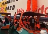 Petugas gabungan melakukan penanganan dan evakuasi insiden kebakaran KMP Batumandi di Pelabuhan Merak