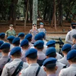 Petugas gabungan TNI dan Polri bersiap mengamankan aksi massa di kawasan Monas Jakarta Pusat