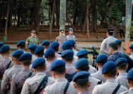 Petugas gabungan TNI dan Polri bersiap mengamankan aksi massa di kawasan Monas Jakarta Pusat