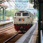 Petugas KAI atau kondisi lalu lintas di sekitar Stasiun Gambir saat demonstrasi