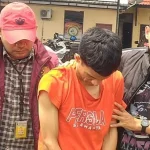 Petugas kepolisian melakukan pemeriksaan terhadap pelaku penyerangan bus Persib U-18 di Mapolresta Batang
