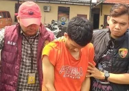 Petugas kepolisian melakukan pemeriksaan terhadap pelaku penyerangan bus Persib U-18 di Mapolresta Batang