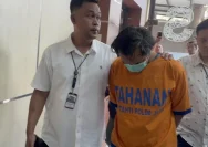 Petugas kepolisian melakukan pemeriksaan terhadap tersangka pembunuhan