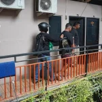 Petugas kepolisian melakukan penertiban lapak narkoba di Kampung Ambon