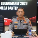 Petugas kepolisian mengamankan area stadion saat terjadi kericuhan suporter sepak bola