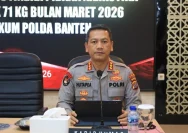 Petugas kepolisian mengamankan area stadion saat terjadi kericuhan suporter sepak bola