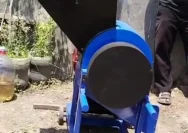 Petugas kepolisian mengamankan barang bukti mesin giling dalam kasus pembunuhan di Madiun.
