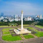 Petugas kepolisian mengatur arus lalu lintas di sekitar kawasan gedung DPR RI.