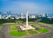 Petugas kepolisian mengatur arus lalu lintas di sekitar kawasan gedung DPR RI.