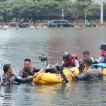 Petugas kepolisian mengevakuasi aktivis Greenpeace di Bundaran HI