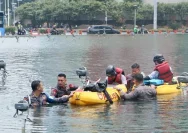 Petugas kepolisian mengevakuasi aktivis Greenpeace di Bundaran HI