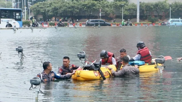 Petugas kepolisian mengevakuasi aktivis Greenpeace di Bundaran HI